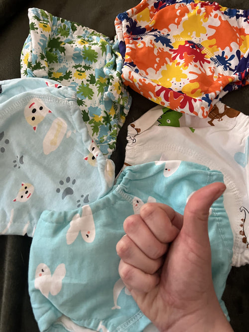 Avis client positif sur la culotte d’apprentissage avec geste de satisfaction.