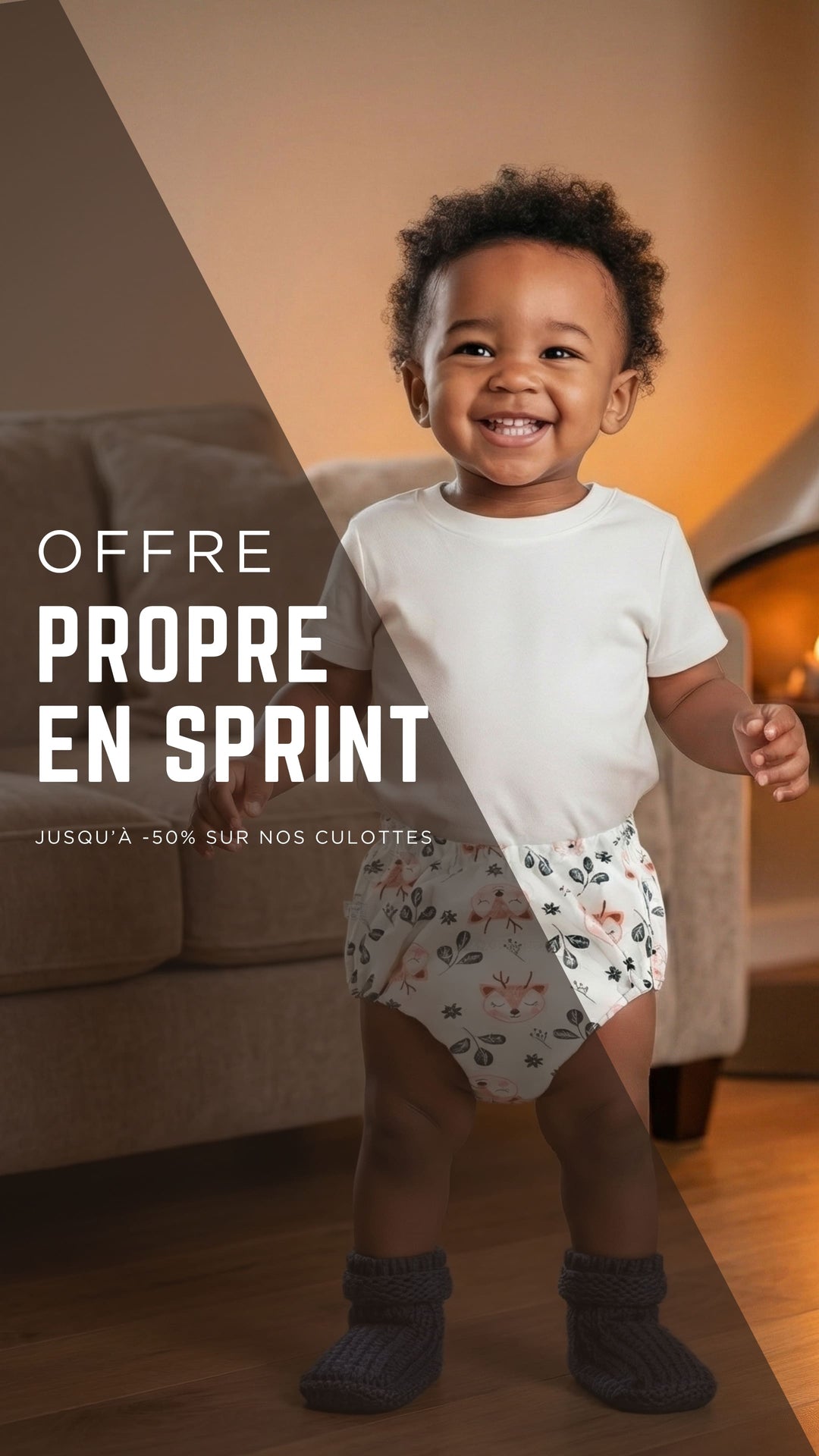 Bébé souriant portant une culotte d’apprentissage pendant une offre promotionnelle.