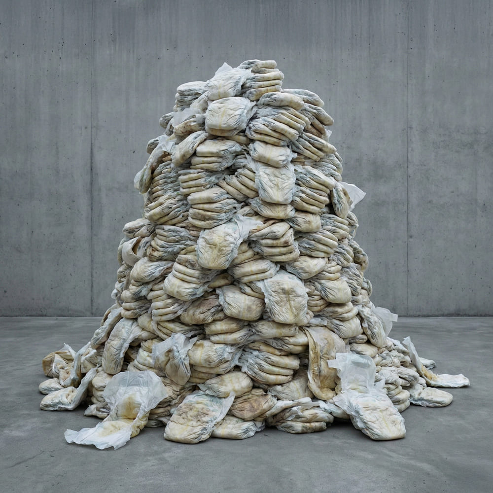 Pile de couches jetables illustrant l’impact environnemental comparé aux culottes réutilisables